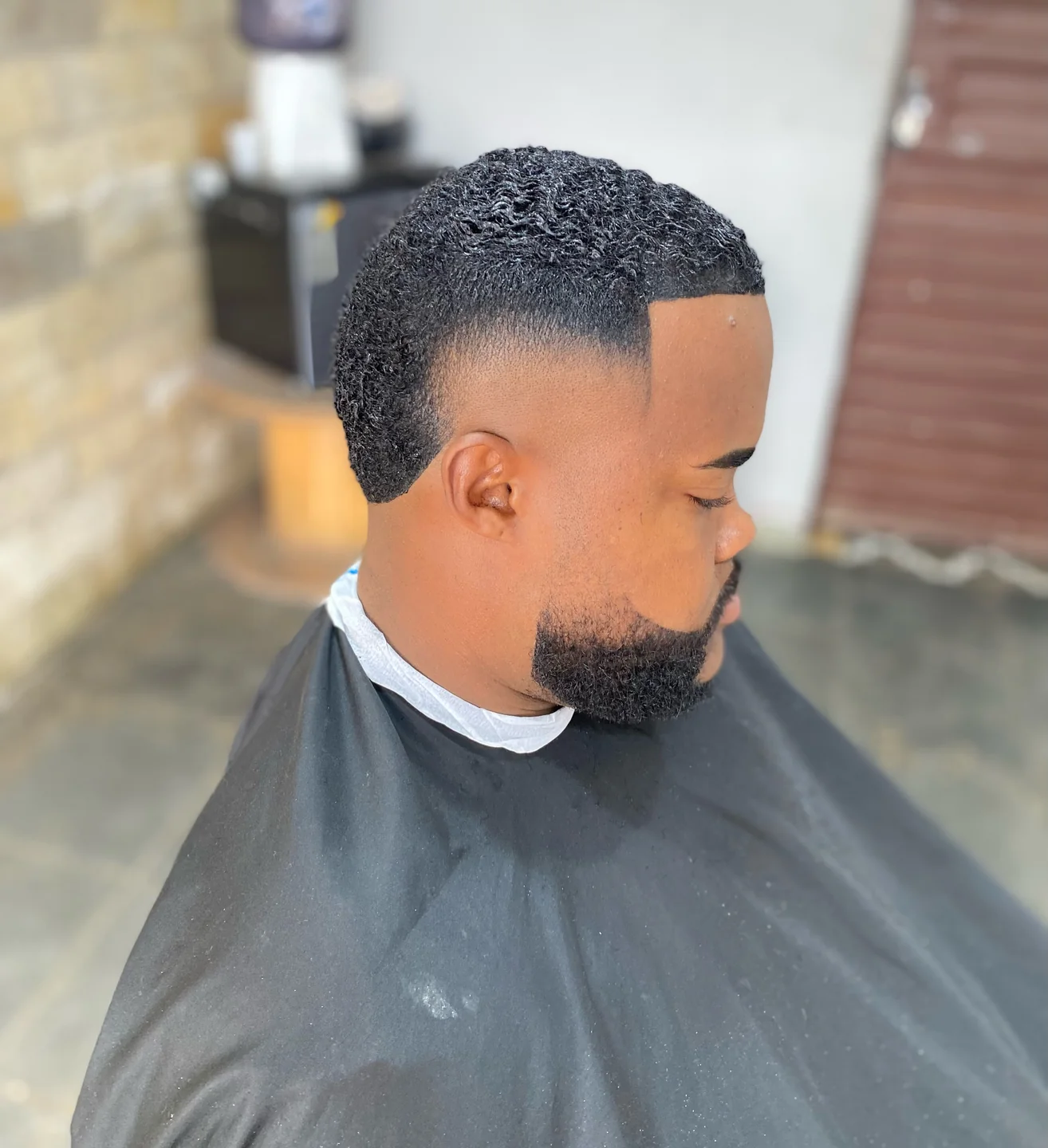 Degradê navalhado combinado com barba desenhada na régua cirúrgica