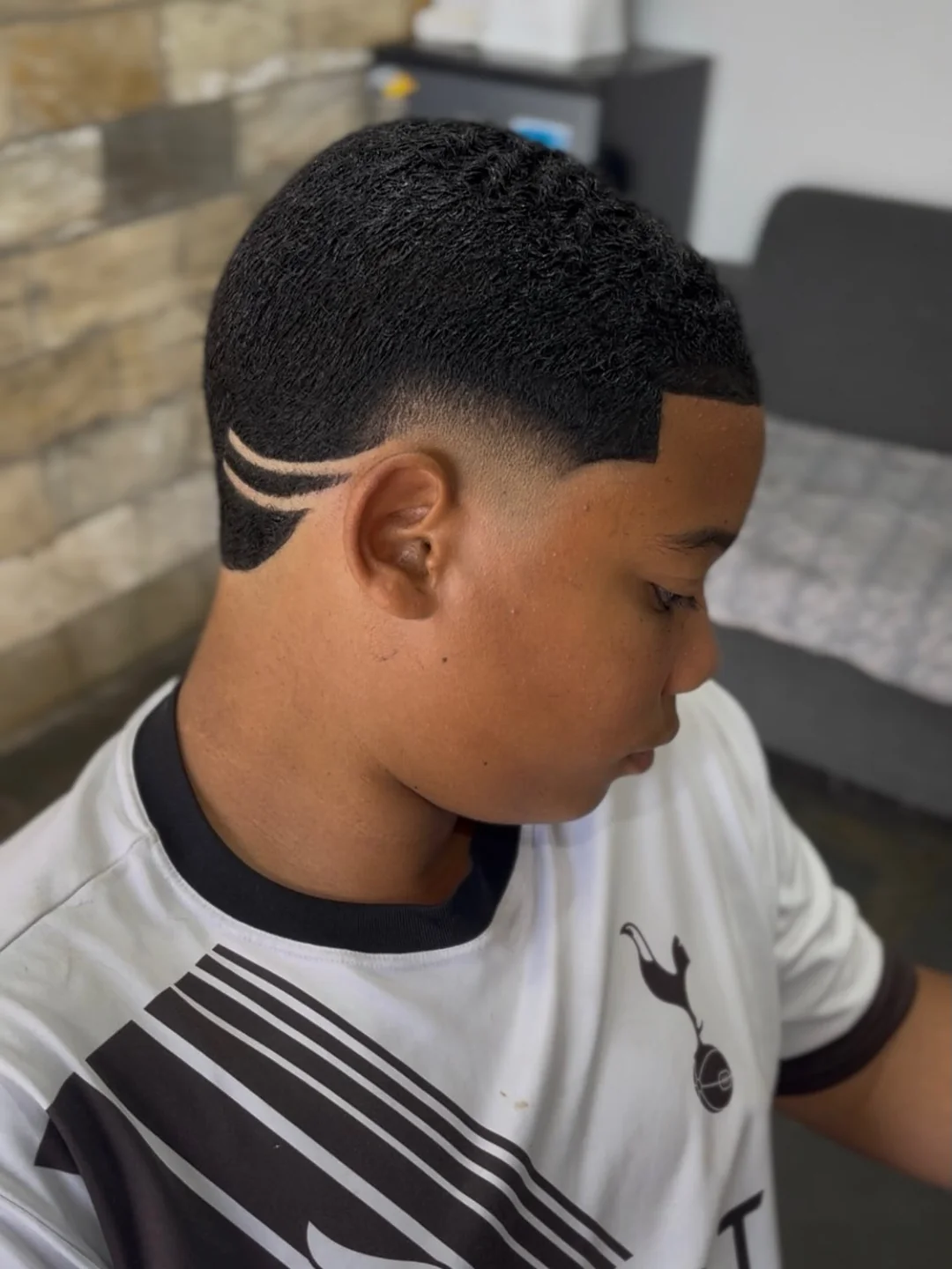 Corte infantil com risco duplo freestyle e acabamento frontal perfeito