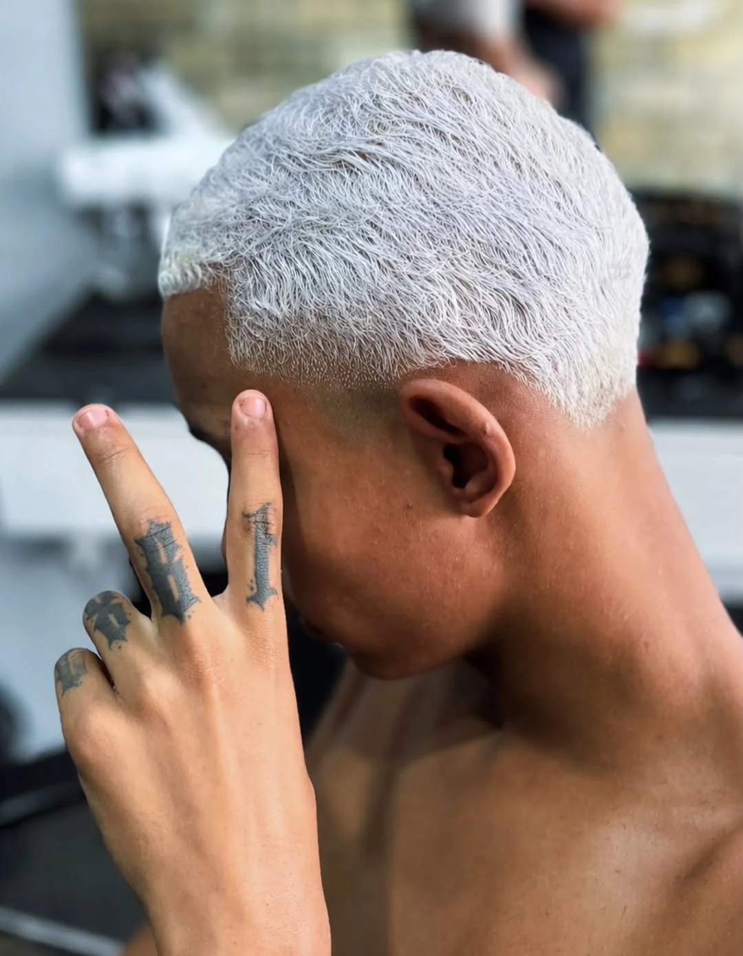 Cabelo platinado estilo nevou com acabamento branco puro e fade lateral