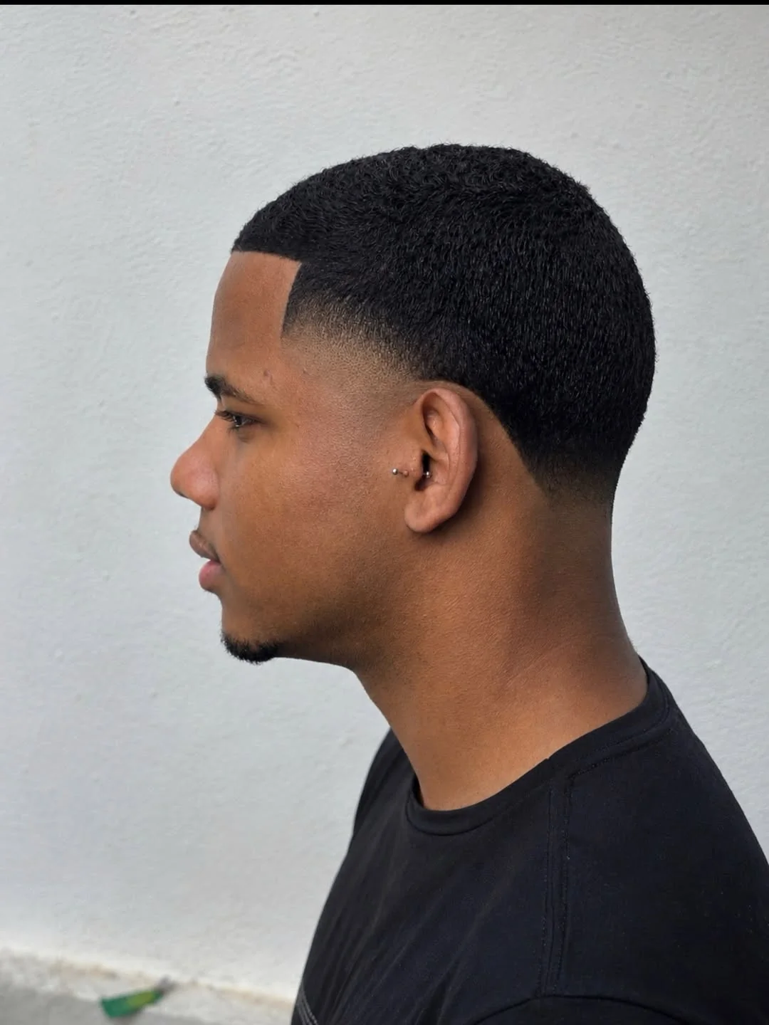 Perfil lateral milimetricamente alinhado com transição perfeita de degradê