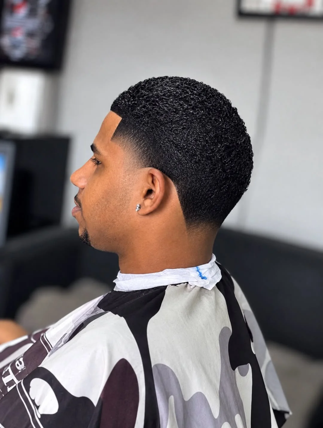 Corte taper fade com degradê suave e textura perfeita no topo