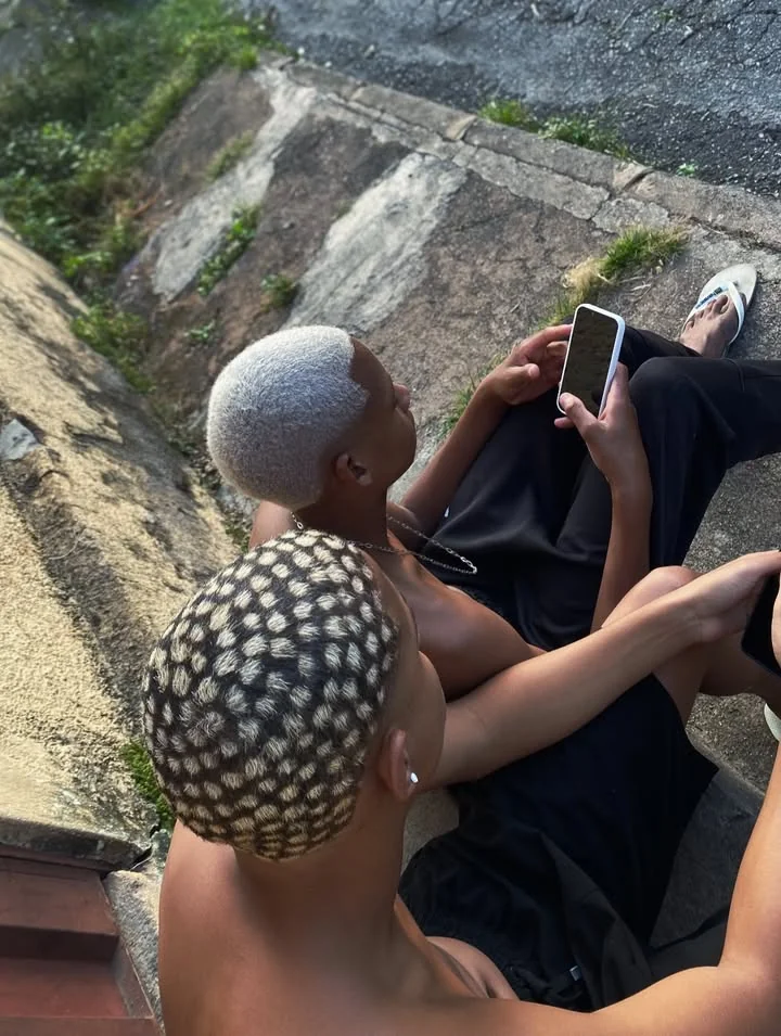 Dois jovens no estilo streetwear com corte platinado nevou e coloração animal print